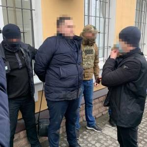 В Запорожье СБУ задержала военного прокурора на взятке в 5 тыс. долларов. Фото