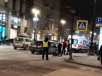 В центре Петербурга таксист сбил пешехода и «кричал громче сбитого»