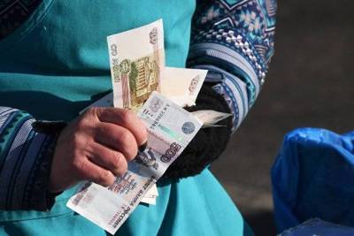 Курс рубля вечером снижается к доллару и евро