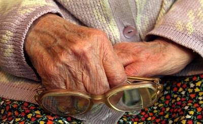 Старая и одинокая: как из-за небольшого долга 89-летняя рижанка лишилась жилья