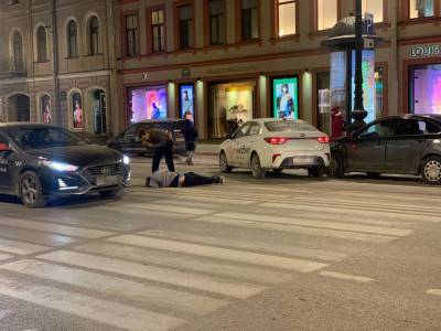На Невском проспекте таксист сбил пешехода — фото