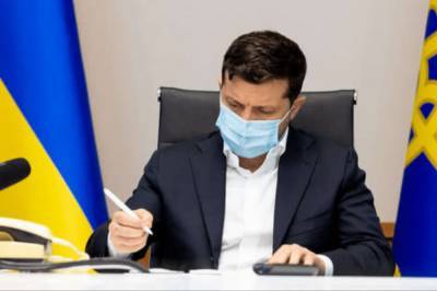 Зеленский подписал закон о "карантинных" доплатах медицинским специалистам