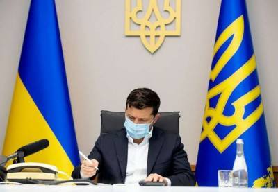 Зеленский подписал закон о повышении зарплаты работников здравоохранения без медобразования