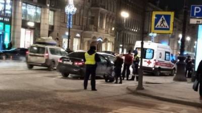 В Петербурге автомобиль такси сбил пешехода
