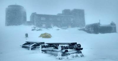 В Карпаты пришла настоящая зима: как спасатели помогают туристам во время снегопада