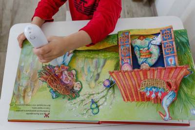 Сахалинские энергетики подарили тактильные книги детям с нарушениями зрения