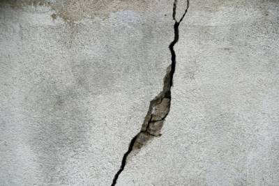 Жители Иркутска показали треснувшие стены домов после землетрясения