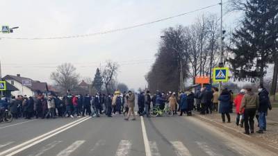 Украинцы перекрывают дороги, митингуя против повышения тарифов на ЖКУ