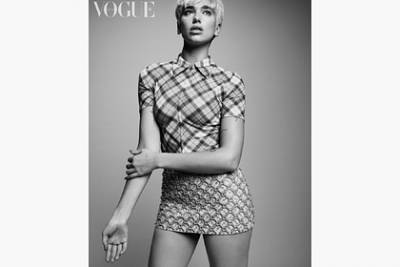 Дуа Липа снялась для обложки Vogue в мини-юбках и бюстгальтере в стиле 60-х