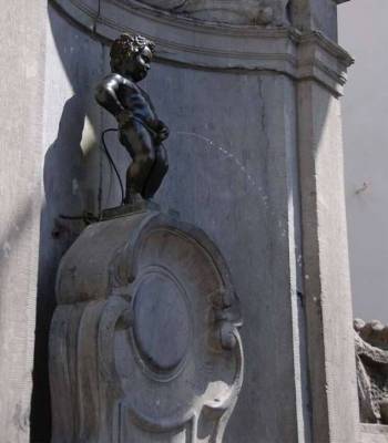 Писают все, или необычные скульптуры в Брюсселе (6 фото)