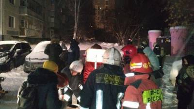 Видео: Тело погибшего в пожаре в екатеринбургской многоэтажке лежит у подъезда (18+)