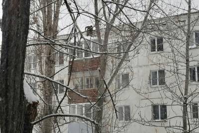 В Оренбурге на крышах снег чистят люди без страховки
