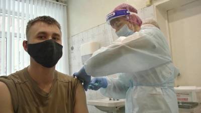 В российских регионах продолжается вакцинация от коронавируса