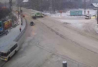 Скрылся с места аварии: в Кузбассе момент ДТП с грузовиком попал на видео