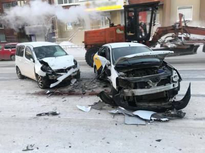 ДТП с участием маршрутки и такси произошло в Томске. Три человека в больнице