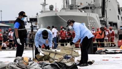 Следователи проверят запись переговоров экипажа упавшего в Индонезии "боинга"