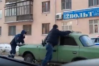 В Костроме полиция помогла водителю «толкнуть» автомобиль