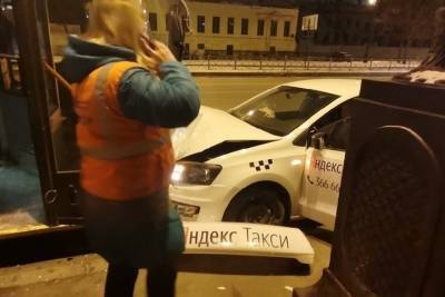 Таксист протаранил троллейбус на Васильевском острове