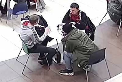 В Костроме разыскивают трех молодых людей за кражу денег с карты