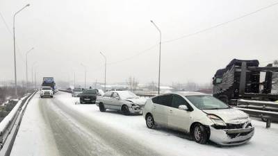 В пригороде Владивостока во время снегопада столкнулись 11 машин
