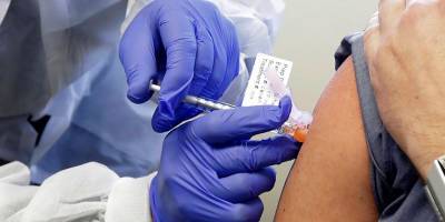 Страны, взявшие эпидемию под контроль, предпочитают подождать с вакцинацией