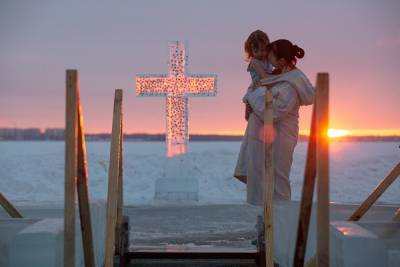 В Челябинске и Копейске сократили число купелей для омовения на Крещение