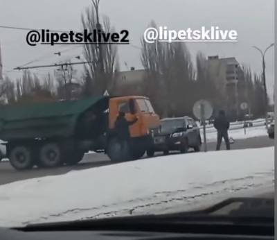 На кольце Циолковского легковушка протаранила грузовик (видео)