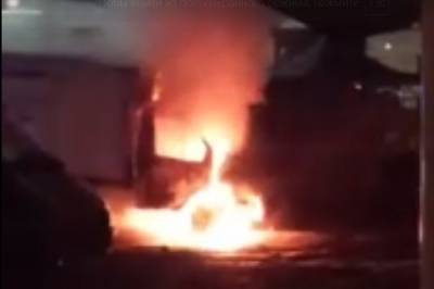 В Ростове сгорела припаркованная на Днепровском рынке Газель