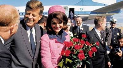 Личная трагедия и модный триумф: история знаменитого розового костюма Жаклин Кеннеди