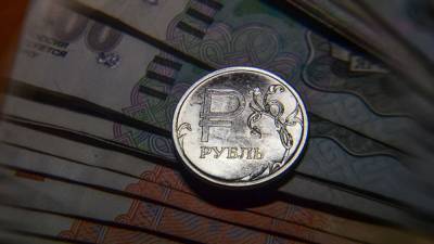 Курс рубля к доллару и евро вырос на 27 копеек