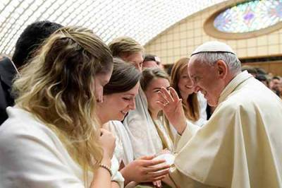 Папа Римский разрешил женщинам прислуживать на литургии