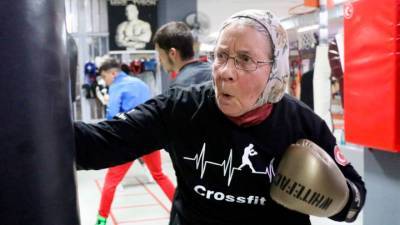 74-летняя жительница Турции с помощью бокса борется с болезнью Паркинсона