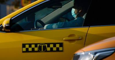Московский таксист ударил пассажира электрошокером за отказ платить наличными