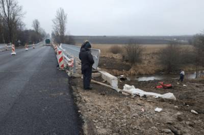 В Винницкой области авто с пятью людьми слетело с моста в реку: фото и видео