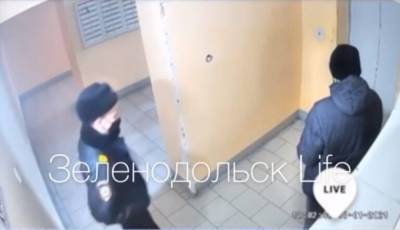 Полиция сторожит лифты в домах, чтобы штрафовать людей без масок