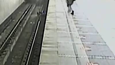 Машинист московского метро спас упавшего на рельсы ребенка.