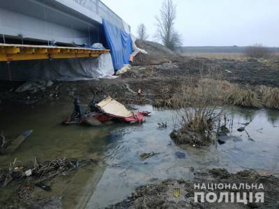 В Винницкой области ВАЗ с людьми слетел с моста и упал в реку