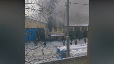 Пожар вспыхнул на территории троллейбусного парка в Москве