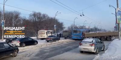 В Кемерове ДТП с грузовиком и автобусом заблокировало проспект Ленина