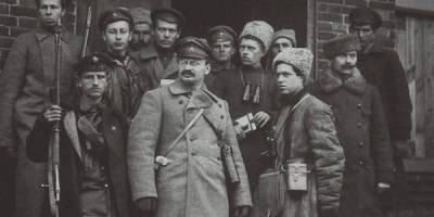 Культ личности Ленина начал развиваться благодаря борьбе за власть между Сталиным и Троцким