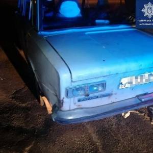 В Запорожье водитель в состоянии наркотического опьянения врезался в припаркованный автомобиль. Фото