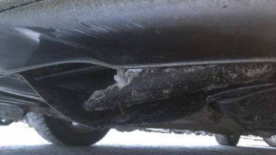 Тюменка повредила машину штырями, торчащими из-под снега