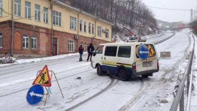 На пути к аэропорту Владивостока столкнулись 11 автомобилей — видео