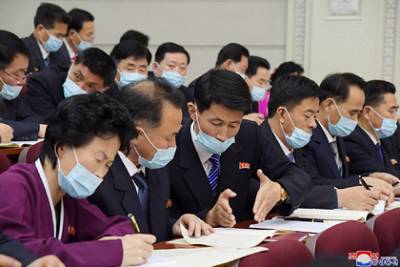 Северокорейские чиновники внезапно надели маски спустя год пандемии