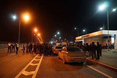 На Крымском мосту задержали свыше 100 крымских татар перед судом над активистами в Ростове