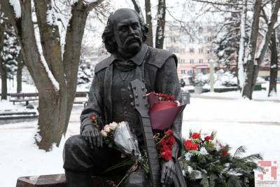 Фотофакт. К памятнику Владимиру Мулявину в день его 80-летия возложили цветы