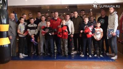 Боец ММА Владимир Алексеев на призовые деньги купил боксерские перчатки сельским мальчишкам