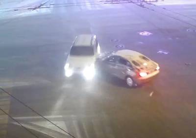 Момент ДТП с вылетевшим на тротуар внедорожником на площади Ленина попал на видео