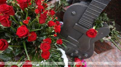 В Минске возложили цветы к памятнику Владимиру Мулявину