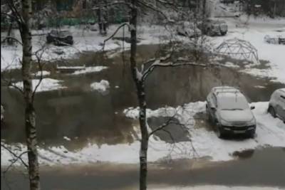 В Тверь Водоканале прокомментировали затопление улицы канализацией